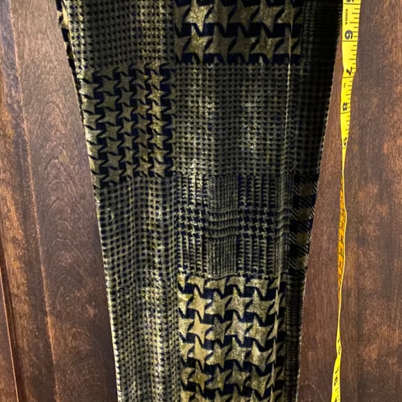 Black and Gold Silk Scarf - Picture 2 of 6